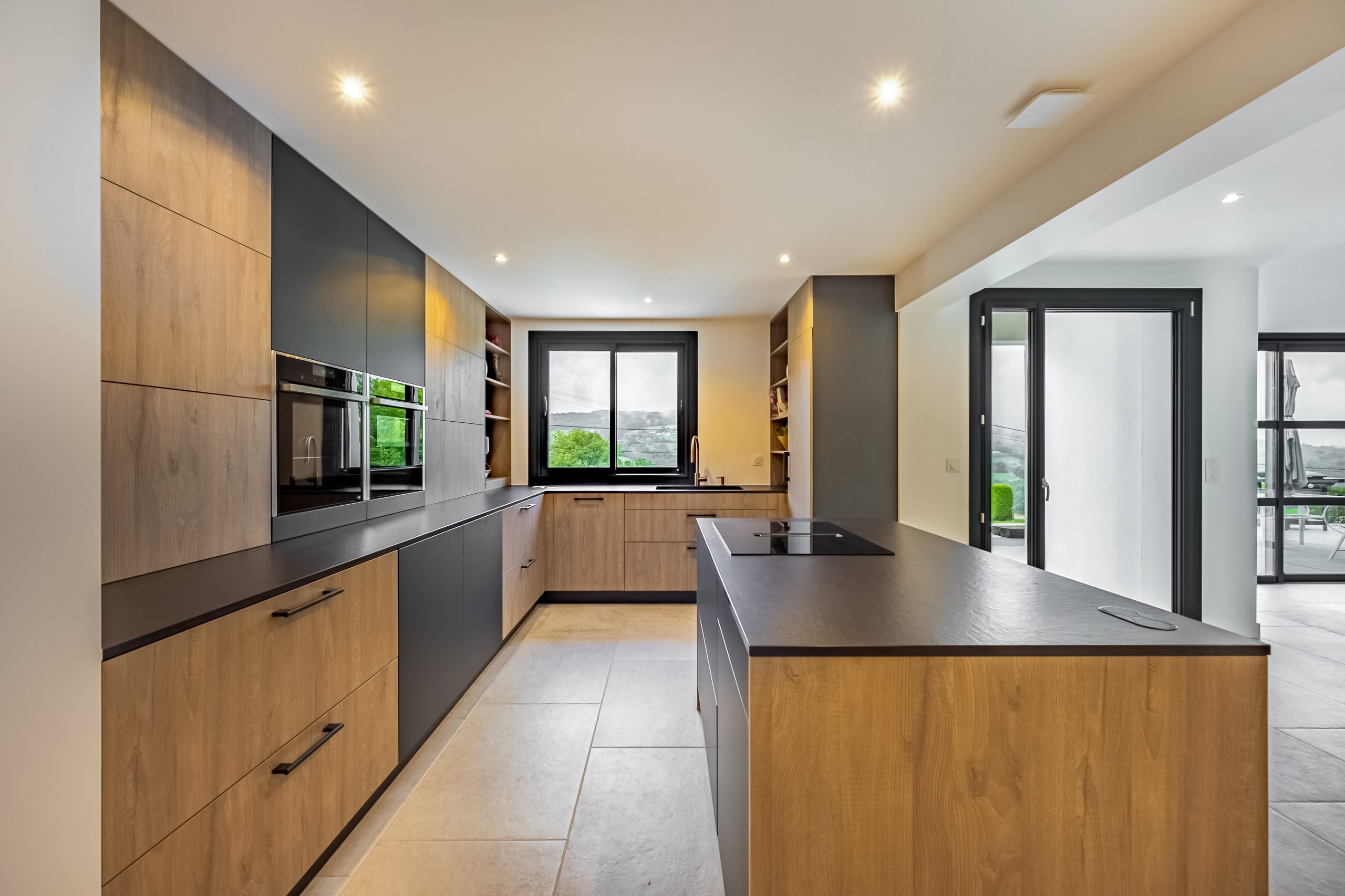Superbe cuisine bois et noir - Plan Dekton - Cuisine à Annecy (74)